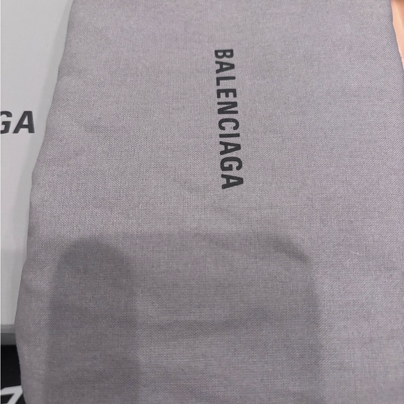 Brand New Balenciaga pool slides with dust bags. Size 39 / 9 US - Picture 5 of 10